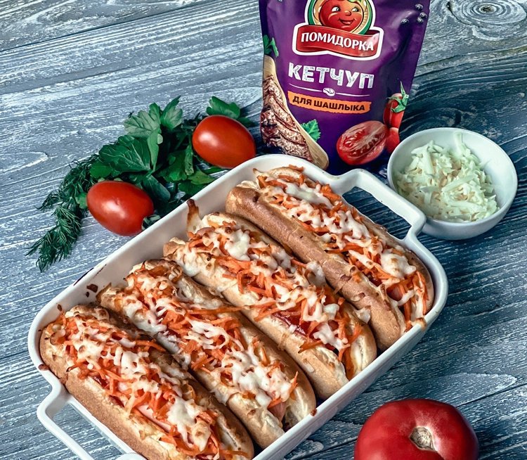 Хот-дог с кетчупом и корейской морковкой